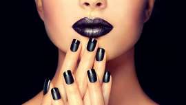 Labios negros, gemas faciales y cuidado de la piel del cuero cabelludo. Así son las nuevas tendencias de la belleza que marcarán la pauta el año que comienza. Con o sin mascarilla, el lápiz labial está, por fin,  listo para su vuelta