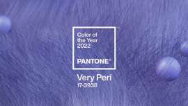 Con su compleja tonalidad rojo-violeta y su infusión de tonos azules, el color Pantone 2022 de nuevo cuño posee un claro enfoque digital y arrasa de modo visual y sensitivo anunciando una nueva normalidad, global y transformadora