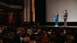 El documental, recientemente estrenado y dirigido por Emilio Barrachina, que ha hecho correr ríos de tinta y sumado elogios y ovación, narra los orígenes del famoso estilista ovetense así como las claves de su ascenso 