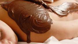 Expresión máxima del placer del paladar para muchos, ambrosía, capricho de los dioses, el chocolate baja a la tierra y se convierte en tratamiento de moda a favor de la belleza.