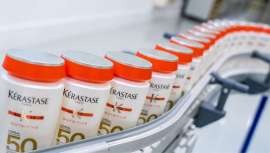 Esta producción tiene lugar en la Fábrica Internacional de Productos Capilares de LOréal en Burgos, pionera en impacto social y medioambiental, y que este año celebra su 50 aniversario