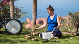 Tania Costantini es especialista en el uso de sonidos naturales o artificiales para expulsar sentimientos como la ira o la soledad. Así lo ha demostrado en la última Abama Wellness Week