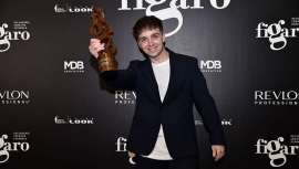 El estilista alzireño, Brian Sanchis, miembro del equipo de Salones Carlos Valiente, cierra 2021 como el Peluquero Revelación del Año, menor de 28 años, con la estatuilla de los Premios Fígaro en la mano y su colección, ópera prima