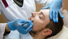 El presidente de la Academia Americana de Cirugía Plástica y Reconstructiva Facial, Corey S. Maas, asegura que el hombre busca aumentar su autoestima con el transcurso de los años en la cirugía estética, pero sin que se note