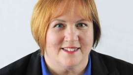 Líder de la industria de la belleza y educadora, fallecía el pasado mes de noviembre en Florida, fundadora de los programas de aprendizaje en línea Nailcare Academy, Professional Education y Salon Gurus, especialista en maquillaje permanente