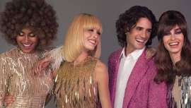 Y su nueva colección de propuestas en moda para el cabello que lleva el mismo título: Vuelve a brillar, homenaje a la cultura disco de los 70 y una apuesta por los estilos icónicos que marcaron época y continúan tan vigentes como el primer día