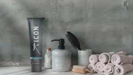 El producto ideal contra el encrespamiento, cuyo efecto dura todo el día, y que además proporciona hidratación, alimento, fuerza y brillo al cabello. El must del tratamiento capilar para uso diario 