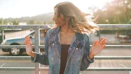 Llevar una dieta rica en frutas y verduras y en hierro y omega 3, cepillar y lavar el pelo con frecuencia o limitar el uso de secadores y planchas, entre las recomendaciones de los expertos