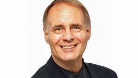 Alex Irving era el copropietario de Esche & Alexander Public Relations, Inc., con sede en California