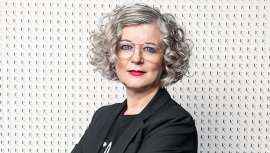 Si algo destaca en Rosa en todos los aspectos es su sabiduría. Profesional peluquera con las ideas claras y el corazón latiendo a golpe de cabello que dirige su salón murciano con la misma convicción que el primer día