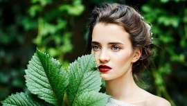 Elena Busto es hoy una de las autoridades en materia de peluquería Bio, esencial y natural. Con ella analizaremos las bases de la tendencia que arrasa entre consumidores, la de los productos orgánicos, cómo identificarlos y por qué usarlos