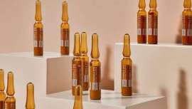 Una emulsión fluida, cuya fórmula recoge una perfecta combinación de activos que protegen y cuidan de la piel, mejorando y perfeccionando su aspecto de manera inmediata