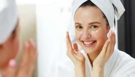 Trasnochar, comer en exceso y no cuidarnos se refleja en nuestra piel. La maquilladora Cristina Lobato desvela las claves para recuperarla cuanto antes