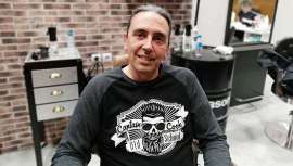 Peluquero desde siempre, Juan Luis Soria es un todo terreno, que lo mismo atiende que crea, forma o se embarca en la aventura del lanzamiento de una marca cosmética, que suma además este año, dos Premios Picasso más a su carrera 