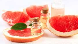 El pomelo, Citrus Paradisi, legendario por sus propiedades diuréticas y saciantes, posee en su forma de aceite esencial para masajes o inhalaciones múltiples y destacadas propiedades para la salud en general y la piel y cabello en particular