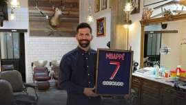 El peluquero español viaja a París a cortarle el pelo a Mbappé. Es el  responsable del estilismo del futbolista francés y de otros jugadores del PSG