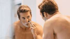 Dos expertos profesionales en peluquería masculina nos hablan de la mejor opción para el afeitado, la espuma o el gel según qué casos