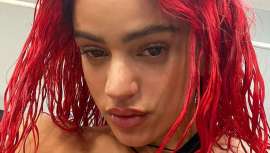 Al ritmo de Momtomami y adoptando su disruptiva estética, Rosalía hace arder las redes y opta por el rojo en su pelo. Eso sí, vegano