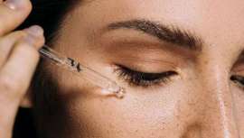 La doctora Candy Hernández, experta en medicina estética y directora de Candhé Clinic, recomienda empezar a usar un sérum con ácido hialurónico a partir de los 20, a modo de prevención