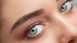 La tienda on-line de cosméticos de autor mumona.com te explica cómo potenciar tu mirada de forma sencilla a través de las pestañas