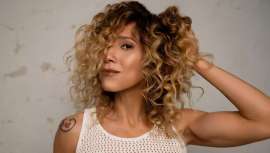 Te explicamos los cuidados, cortes y peinados para cabellos rizados de la mano de los profesionales peluqueros de ÌO Salón, Menta Beauty Place o David Künzle