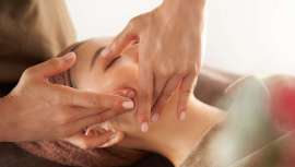 Hoy en día, reconocer cada músculo, así como disponer del conocimiento exhaustivo del envejecimiento y la estructura facial, se aplica de modo natural y mediante el masaje en el tratamiento antiaging en cabina 