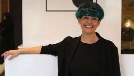 Al frente de David...David Perruqueries, Mónica Prió, hija del mítico Jordi Prió, no es que solo lleve esta profesión a gala, sino que decide educarse para ello y convertirse también en empresaria, y de las buenas