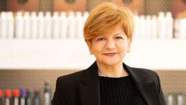 Hecha a sí misma, comprometida, soñadora y apasionada. Así es Flor Martín, propietaria y cabeza visible del salón lucense Cortenovo Peluqueros, un salón referente y baluarte de la imagen del cliente y el tratamiento y belleza de su cabello 