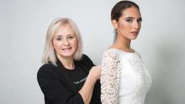 La estilista y formadora Encarna Moreno presenta la 3ª edición de Novias con encanto donde ha dado a conocer su colección 2022 Bridal Chic, con todas las tendencias en novias para este año. Por algo le llaman La Sevillana de los Recogidos