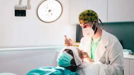 Este tipo de alopecia produce un daño irreversible en el folículo piloso que impide el crecimiento normal del pelo, como consecuencia de procesos como lesiones, traumatismos o quemaduras o alguna enfermedad del cuero cabelludo, según Hospital Capilar