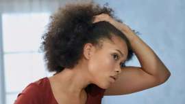 El estrés y la ansiedad constante que sufrimos puede afectar negativamente a nuestra salud y bienestar, pero también a nuestro cabello