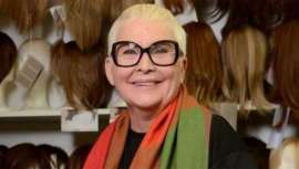 Mujer única, referente de una peluquería muy especial, la oncológica. Ángela Navarro, pionera y baluarte, nos descubre vida y obra, impulsora de la imagen e icono de avance y modernidad en cada una de las décadas de sus 60 años de trabajo y entrega