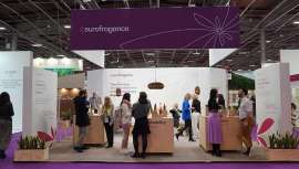 En la feria de ingredientes de cuidado personal, la empresa ha exhibido fragancias veganas, sostenibles y ecocertificables, y aplicaciones con formatos innovadores como jabón en confeti o desodorante en polvo