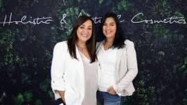 Fundada por Esther y Maribel Saiz con un objetivo claro: cosmética natural que ayudara a todas las personas a sentirse bien con su piel. 20 años avalan su labor profesional