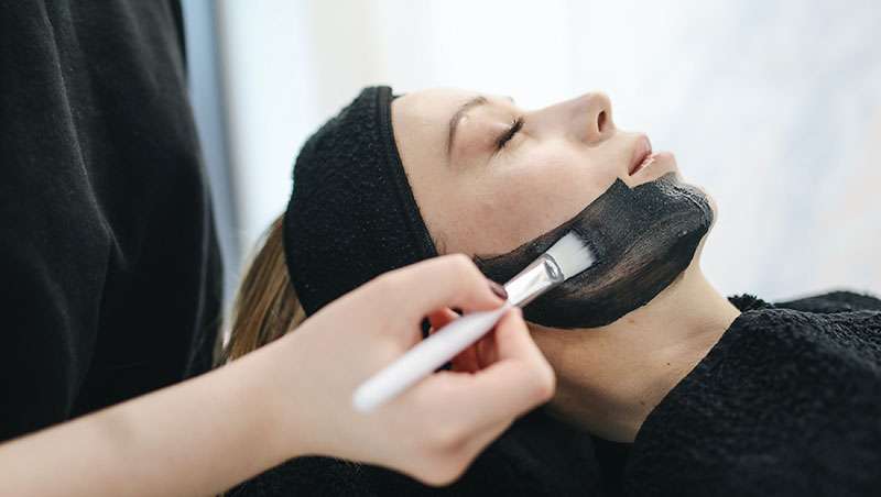 mujer - esteticista - tratamiento facial