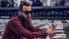 En realidad nunca se han ido. Y si no que se lo digan a Johnny Depp, por ejemplo. Eso sí, los hípster regresan cada temporada con detalles renovados 