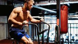 Según Hospital Capilar, practicar ejercicio físico tras un trasplante capilar es posible, siempre que se respeten los tiempos adecuados tras la cirugía, ya que, de no hacerlo, se podrían perder folículos durante la práctica deportiva