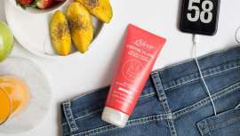 Se trata de una emulsión reductora reafirmante que será una ayuda extra y diaria para reducir la grasa localizada, tratar la flacidez de la piel y las estrías