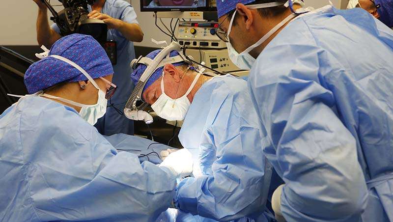 cirujanos operacion bata mascarillas