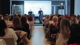 K89 ha dado comienzo a su plan formativo, desde el pasado mes de febrero, con con la primera Masterclass, dirigida por la genial Laura Betato, una de las estrellas indiscutidas del corte y el manejo de la tijera en nuestro país