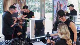 Una cita muy esperada donde se han visto las grandes tendencias en novias y peinados del momento. Ondas glam perfectas, recogidos pulidos y looks juveniles han tomado el protagonismo entre las invitadas al desfile