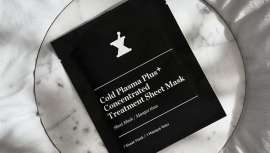 La primera mascarilla de velo de Perricone MD entrega un buffet de ingredientes al rostro donde destacan la vitamina C Éster, el tripéptido de cobre y los fosfolípidos 