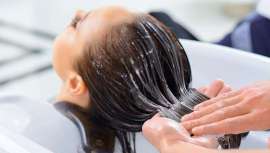 Una mala hidratación en el cuero cabelludo debido al uso de champús o productos inadecuados es una de las razones por las que su piel se va descamando, además de otros factores. Descubrimos cómo tratar esta alteración de manos de los expertos