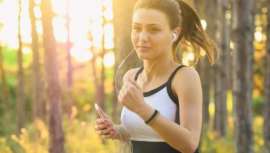 Al sudar en exceso no solo perdemos agua (favoreciendo la deshidratación de los tejidos), sino que también perdemos sales minerales que pueden irritar la capa más superficial de la piel, debilitando su manto ácido externo