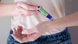 Los aceites esenciales aplicados en el cuerpo son una de las mejores maneras de llevar aquellos aromas que gustan, ya sea en las sienes, las muñecas o la parte superior del cuello