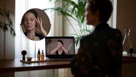 La reconocida facialista Mariona Vilanova nos acerca a su universo a través del reto de automasaje de rejuvenecimiento facial