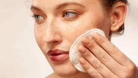 Pure Micellar Cleansing Water enriquece la fórmula natural del agua micelar con aceites esenciales y activos vegetales multifuncionales de acción dual. Sus tensoactivos son de origen natural 100%