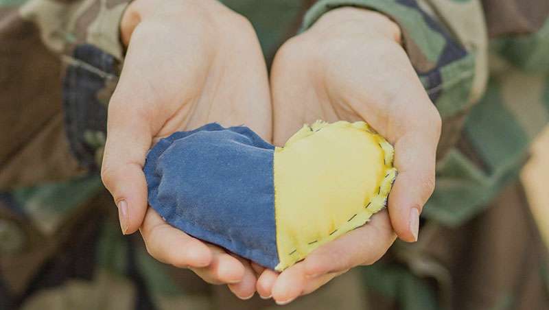 corazon bandera ucrania manos