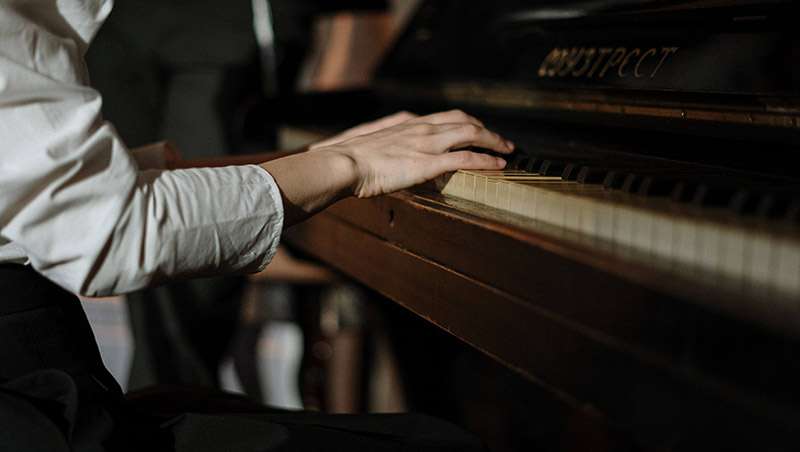 manos piano pianista madera