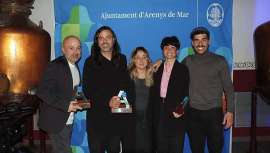 Carles Sánchez y Sonia Neri, fundadores y propietarios de la firma Pelsynera, ubicada en Arenys de Mar, recogen el galardón a Innovación y capacidad de adaptación a nuevos entornos digitales en los premios Arenys Acció